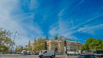 soleggiato paesaggio urbano con blu cielo con europeo classico architettura e occupato strada traffico, ideale per viaggiare, turismo e europeo eredità giorni concetti 15 aprile 2024, Parigi, Francia foto