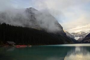 di legno capanna su lago Louise su un' autunno giorno. foto