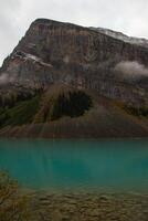 spettacolare Visualizza di fairview montagna su un' nuvoloso giorno, lago Luisa, Canada. foto