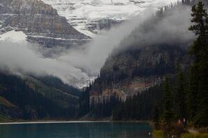 persone a piedi lungo il lago Louise sentiero. foto