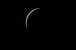 mezzaluna di il sole durante il aprile 2024 totale solare eclisse nel Ohio Stati Uniti d'America momenti prima totalità foto