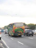 sfocato astratto sfondo di autobus su il autostrada a semarang, Indonesia aprile 16 2024 foto
