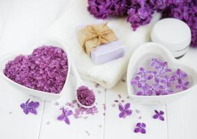 telo spa e prodotti per massaggi con fiori lilla