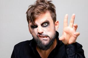 trucco per un' barbuto uomo per il festa di tutti santi Halloween nel il stile di il non morti foto