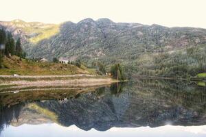 Visualizza di geiranger fiordo a partire dal il barca, occidentale fiordi, Norvegia. hardanger fiordo paesaggio. scandinavo montagne di sunnylvsjorden canyon foto