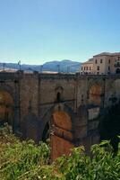 puente nuevo arco ponte al di sopra di il tajo gola a ronda villaggio, Spagna. turista punto di vista scogliera nel ronda Provincia di malaga, andalucia foto