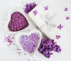 telo spa e prodotti per massaggi con fiori lilla