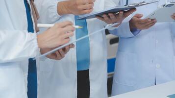 medico discutere diagnosi durante il incontro. gruppo di medico discutere opera importa nel il ufficio a opera. il medico squadra discute trattamento opzioni con il paziente. foto