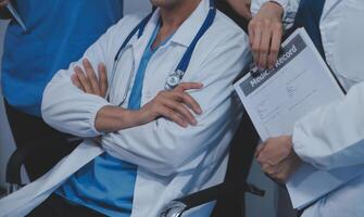 qualità assistenza sanitaria è tutti di mettendo il paziente a il centro. tiro di un' gruppo di medico professionisti avendo un' discussione nel un' Ospedale. foto