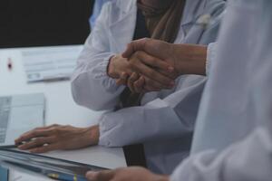 il medico squadra si unisce mani e lavori insiemegruppo di scienziati unendo mani per creare sperimentale lavori quello incontrare loro obiettivi o il successo di il prove quello avere stato completato foto