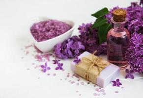olio essenziale con fiori di lillà