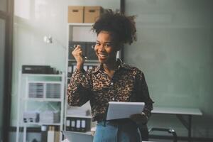 il ritratto di una giovane donna asiatica libera professionista sta lavorando sul tablet del computer in un ufficio moderno. fare un rapporto di analisi contabile dati di investimento immobiliare, concetto di sistemi finanziari e fiscali. foto