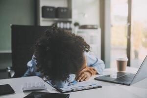 triste stanco giovane asiatico signora pensiero, dormire a computer portatile, sofferenza a partire dal superlavoro, fatica nel camera interno. Scadenza, i problemi nel studia, opera, attività commerciale, libero professionista a casa nuovo normale con Tech foto