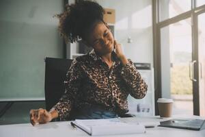 asiatico donne dolori a partire dal Lavorando lei provato piace rilassante foto