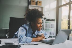 triste stanco giovane asiatico signora pensiero, dormire a computer portatile, sofferenza a partire dal superlavoro, fatica nel camera interno. Scadenza, i problemi nel studia, opera, attività commerciale, libero professionista a casa nuovo normale con Tech foto