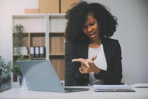 oberati di lavoro donna d'affari fatica a partire dal opera o irritato dopo finitura incontro. emotivo pressione, fatica a opera concetto foto