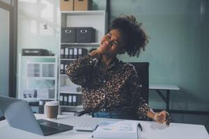 asiatico donne dolori a partire dal Lavorando lei provato piace rilassante foto