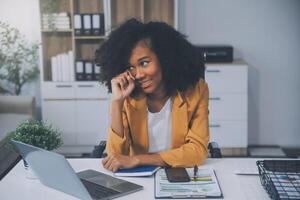 attività commerciale donne siamo stressato mentre Lavorando su computer portatile, stanco asiatico donna d'affari con mal di testa a ufficio, sensazione malato a opera, copia spazio foto