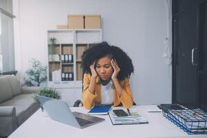 attività commerciale donne siamo stressato mentre Lavorando su computer portatile, stanco asiatico donna d'affari con mal di testa a ufficio, sensazione malato a opera, copia spazio foto