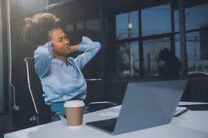 asiatico donna Lavorando difficile nel il ufficio avendo dolori e dolori nel sua torso e vita foto