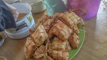 Ketupat o riso gnocco è indonesiano tradizionale cibo servire su eid foto