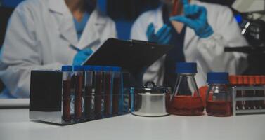 professionale chimico donna laboratorio utilizzando scientifico microscopio per scienza ricerca, chimica scienziato con microbiologia visite mediche attrezzatura tecnologia per Lavorando con medicina biologia sperimentare foto