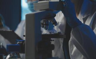 professionale chimico donna laboratorio utilizzando scientifico microscopio per scienza ricerca, chimica scienziato con microbiologia visite mediche attrezzatura tecnologia per Lavorando con medicina biologia sperimentare foto