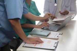 medico squadra incontro in giro tavolo nel moderno ospedale foto