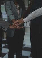 attività commerciale persone tremante mani dopo incontro. colleghi stretta di mano dopo conferenza. saluto affare, lavoro di squadra associazione cooperare concetto. foto