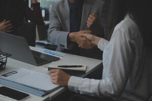 attività commerciale persone tremante mani dopo incontro. colleghi stretta di mano dopo conferenza. saluto affare, lavoro di squadra associazione cooperare concetto. foto