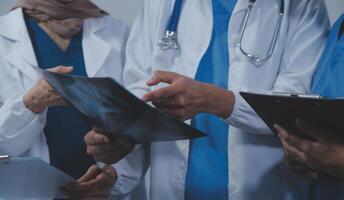 qualità assistenza sanitaria è tutti di mettendo il paziente a il centro. tiro di un' gruppo di medico professionisti avendo un' discussione nel un' Ospedale. foto