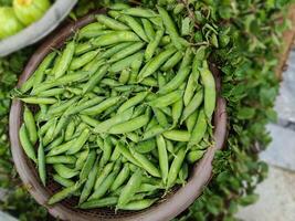 verde piselli nel il mercato negozio foto