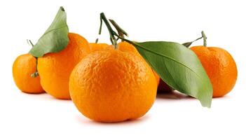 parecchi maturo mandarini isolato su un' bianca sfondo. biologico mandarino con verde foglia. mandarino. foto