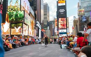 new york city, usa - 21 giugno 2016. persone in cerca di spettacolo di strada a times square, simbolo iconico di new york city foto