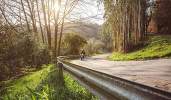 coppia senior in sella a una moto lungo la strada forestale foto