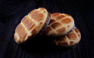 biscotti su un' buio di legno superficie. foto