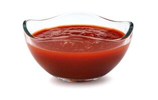 ketchup nel un' bicchiere tazza isolato su un' bianca sfondo. pomodoro salsa . foto