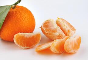 parecchi maturo mandarini su un' bianca sfondo. biologico mandarino con verde foglia. mandarino. foto