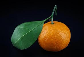 maturo succoso mandarino su un' buio sfondo. foto