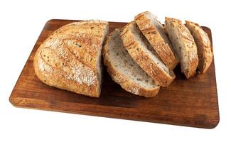 tagliare pagnotta con semi su un' di legno tavola isolato su un' bianca sfondo. affettato pezzi di pane. arte pane foto