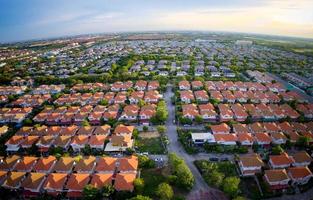 vista aerea del villaggio di casa grandangolare a bangkok thailand foto