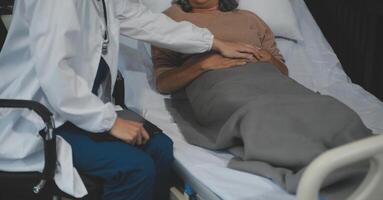 ritagliata tiro di un' femmina infermiera hold sua anziano del paziente mano. dando sostegno. medico porzione vecchio paziente con Alzheimer patologia. femmina badante Tenere mani di anziano uomo foto