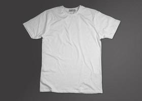 modello di t-shirt bianca isolata foto