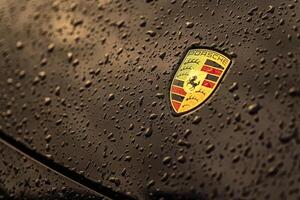 masi Italia 7 giugno 2023 vicino su foto di un' nero auto con il iconico porsche emblema e acqua goccioline