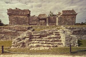 dettaglio di un tempio Maya durante il tramonto foto