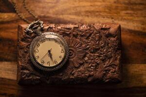 tasca orologio e antico di legno Astuccio foto