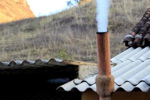 fumo che esce dal camino della fattoria foto