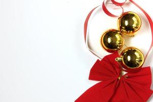 ornamenti e decorazioni natalizie comporre cornice con sfondo bianco. foto