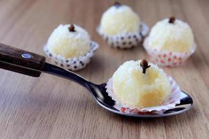 Bacio di cocco - beijinho de coco - dolce tipico della cucina brasiliana isolato su sfondo bianco foto