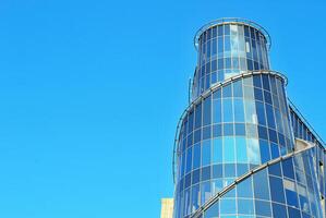 strutturale bicchiere parete riflettendo blu cielo. astratto moderno architettura frammento foto